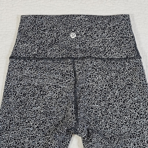 Lululemon Wunder Under Hi-Rise 1/2 Tight (17")-Luon Crackle Jaquard Black White - Picture 9 of 12